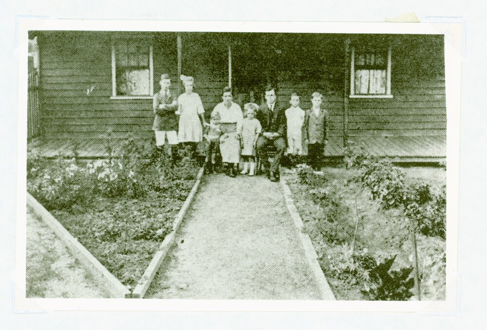 Sid Smith with family, 1922