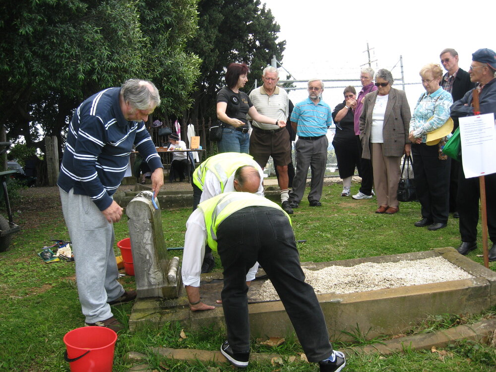 Back to St Bartholomew's Day 2009 (Cemetery conservation demonstration)