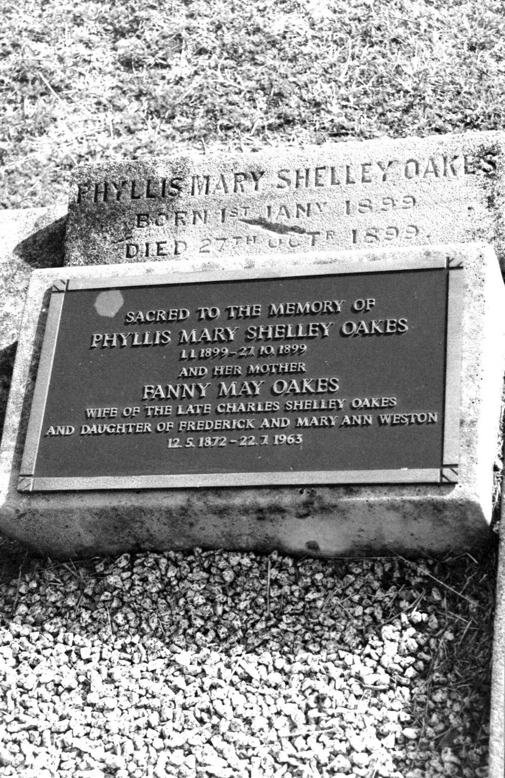 Headstone of Phyllis Mary Shelley Oakes and Fanny May Oakes