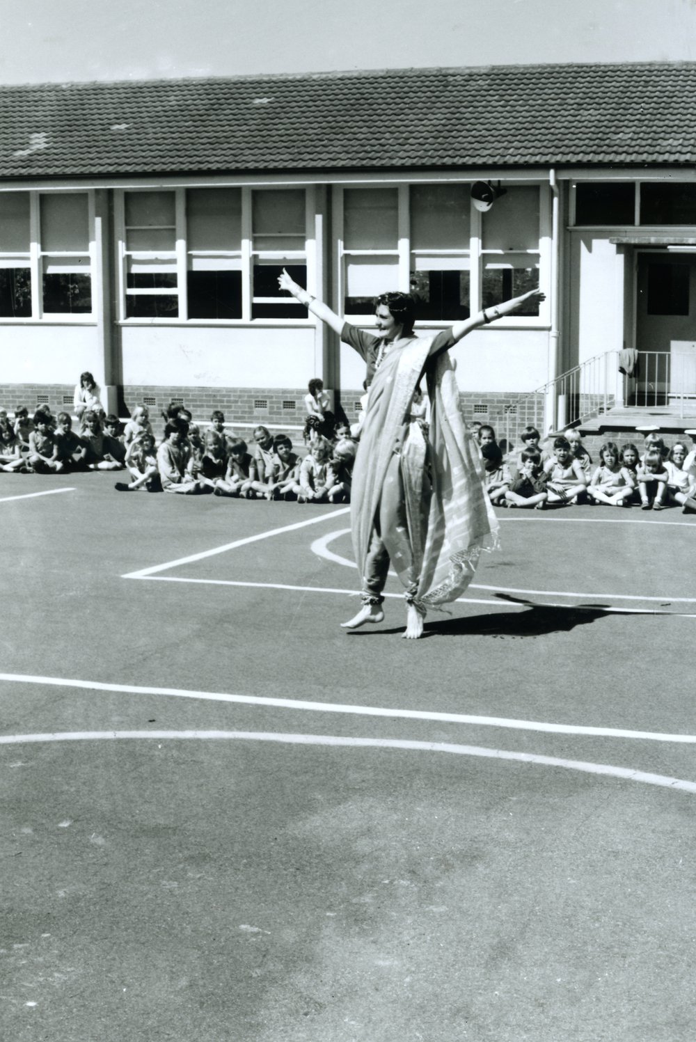 Combined schools dance display at Vardys Road Public School