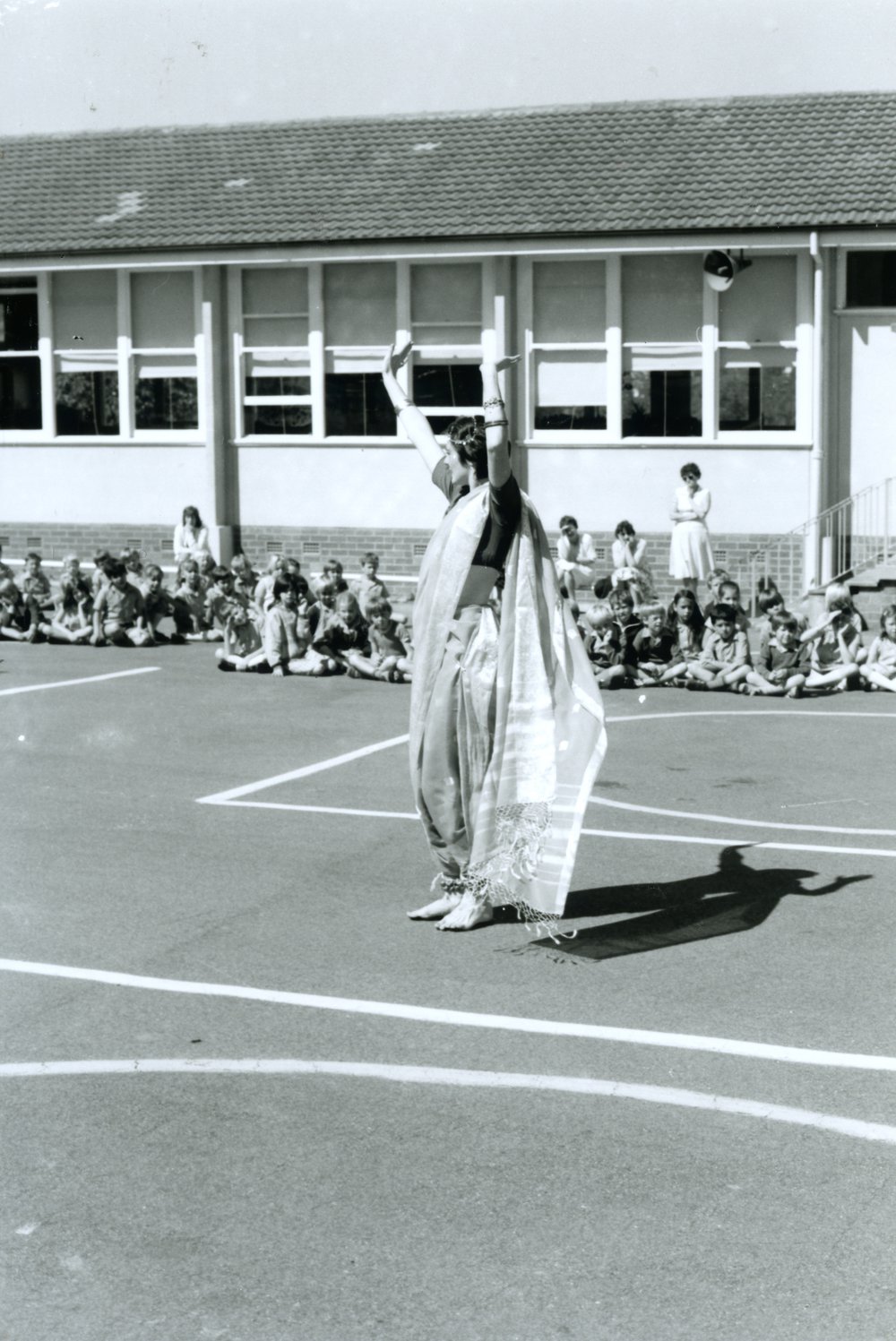 Combined schools dance display at Vardys Road Public School