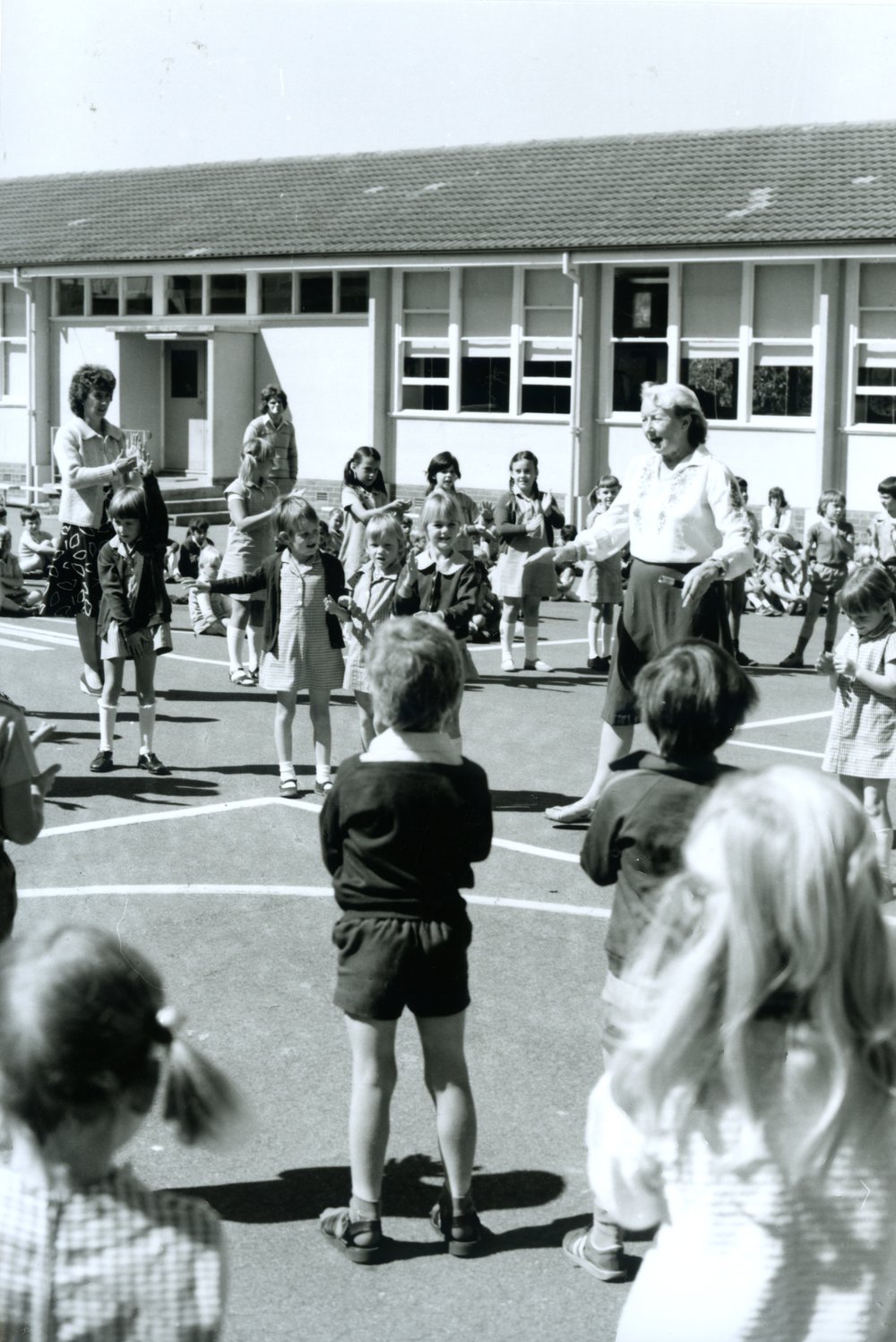 Combined schools dance display at Vardys Road Public School