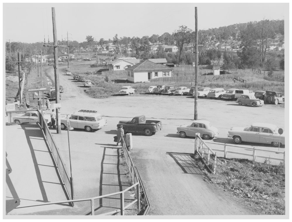 Seven Hills Railway Station, Level Crossing