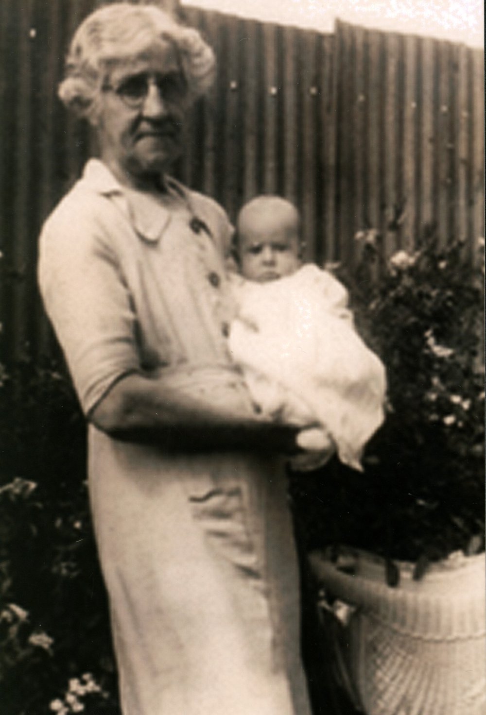 Bessie Fathergill with grand daughter Gwenda