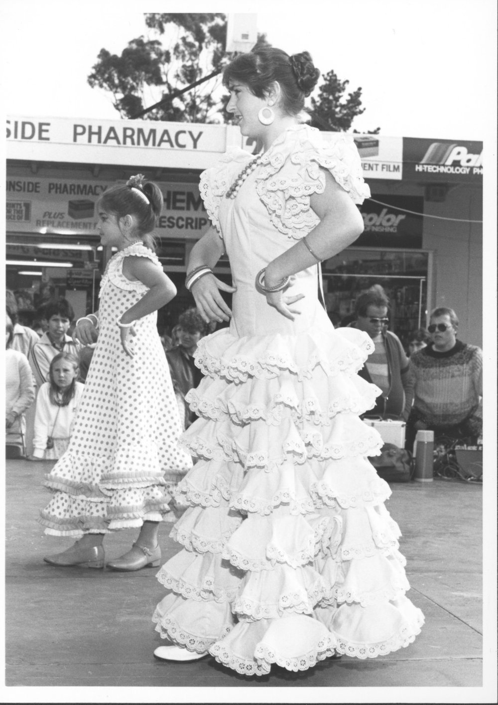 Spanish folkloric dancers