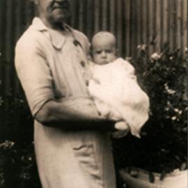 Bessie Fathergill with grand daughter Gwenda
