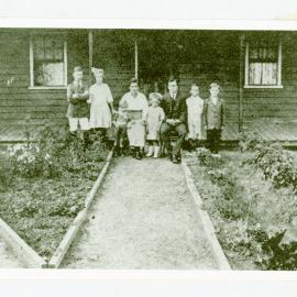 Sid Smith with family, 1922